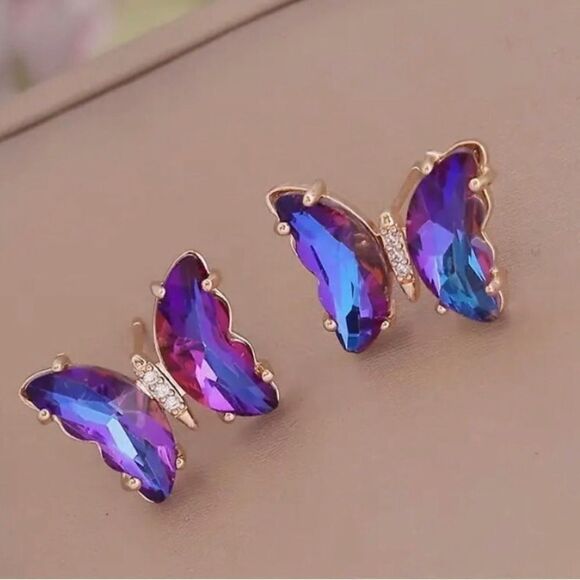 💜 Betsey Johnson 🎊🎊 HOST PICK 🎊🎊sparkling purple butterfly earrings 💜 - Picture 4 of 4